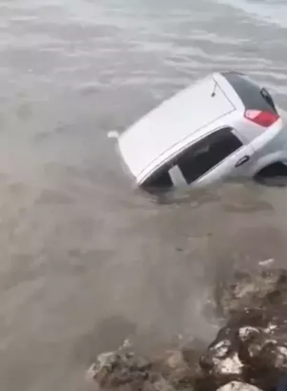 Aracıyla Denize Uçtu, Sahil Güvenlik Kurtardı