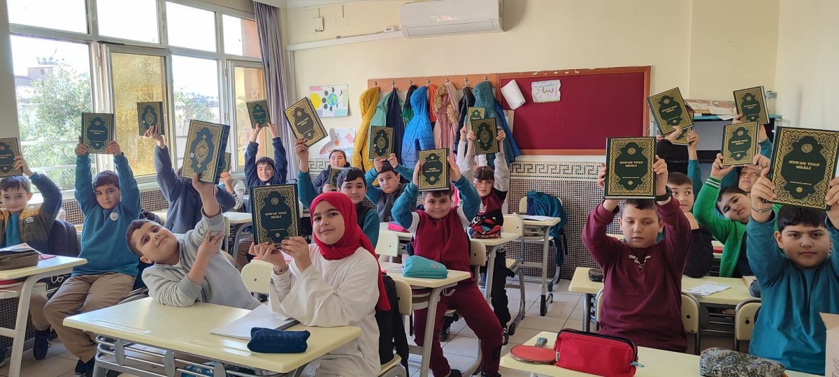 Öğrencilere Kur’an-I Kerim Hediye Edildi