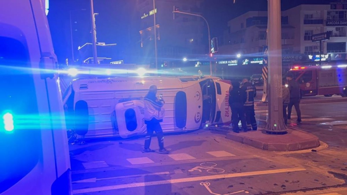 Mersin’de Ambulansla Otomobil Çarpıştı: 4 Yaralı