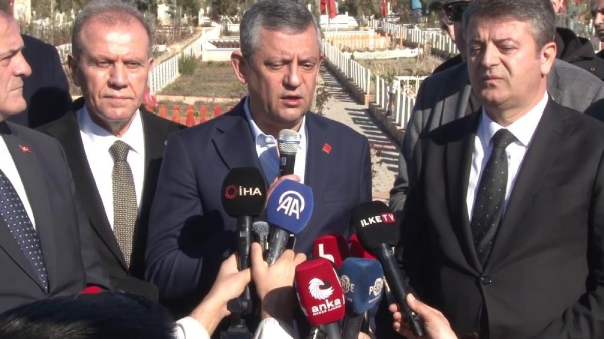 Özgür Özel’den Deprem Şehitliğini ziyaret