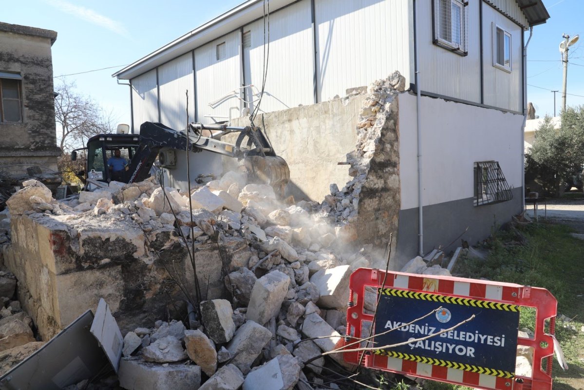 Metruk Yapı Kontrollü Şekilde Yıkıldı