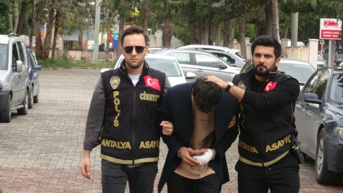 Antalya’da 20 Yerinden Bıçakladığı Gencin Telefonunu Foseptiğe Attı