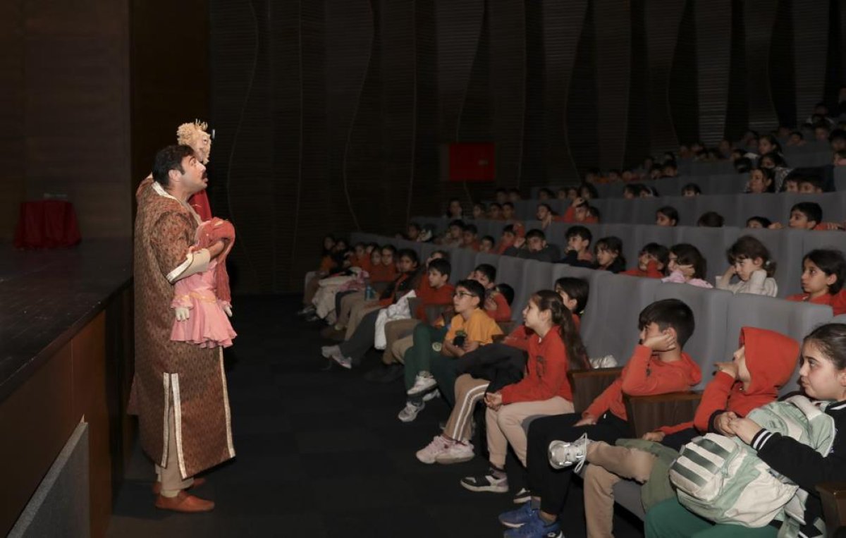 Mersin Şehir Tiyatrosu ‘Bilge Hekim Lokman’ Oyununu Sahneledi