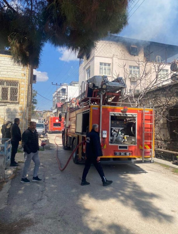 Mut’ta Çatı Katındaki Yangın Paniğe Neden Oldu