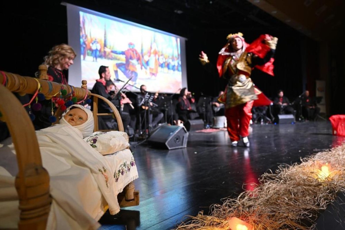 ‘İlmek İlmek Kadın’ Mersin’de İzleyicileri Duygulandırdı