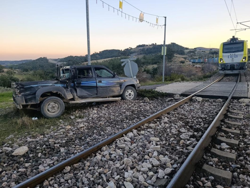 Tarsus’ta Tren Pikaba Çarptı