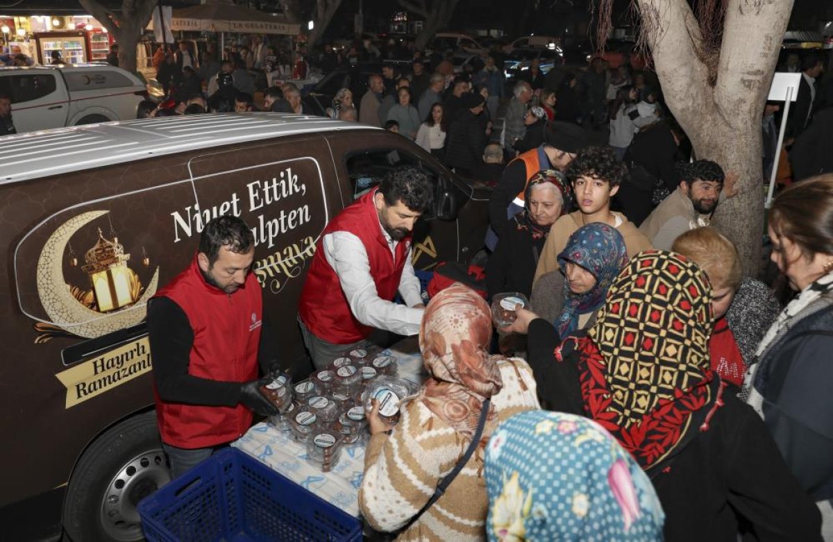 Mersin’de Kadir Gecesi’ne Özel Lokma İkramı