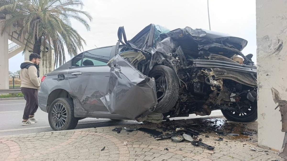 Antalya’da İki Araç Çarpıştı, 1 Kişi Ağır Yaralandı