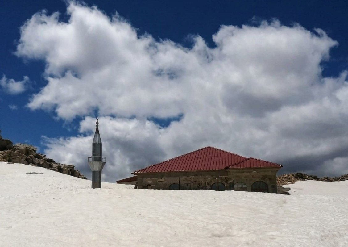 Toroslar’ın Zirvesindeki Tarihi Cami Karla Kaplandı