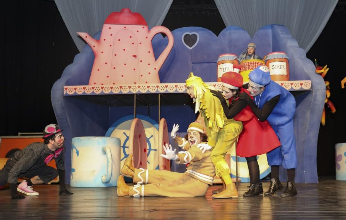 Mersin’de Çocuklara Özel ‘Bisküvi Adam’ Oyunu