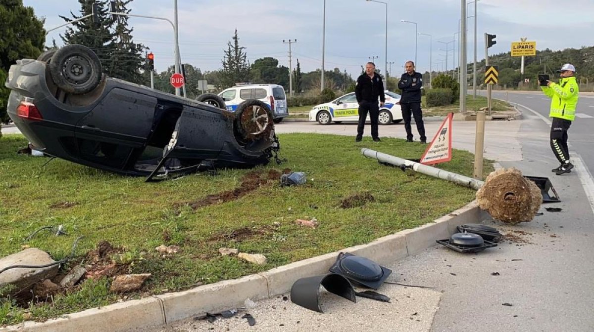 Mersin'de Direğe Çarpan Otomobildeki 2 Kişi Yaralanmadan Kurtuldu
