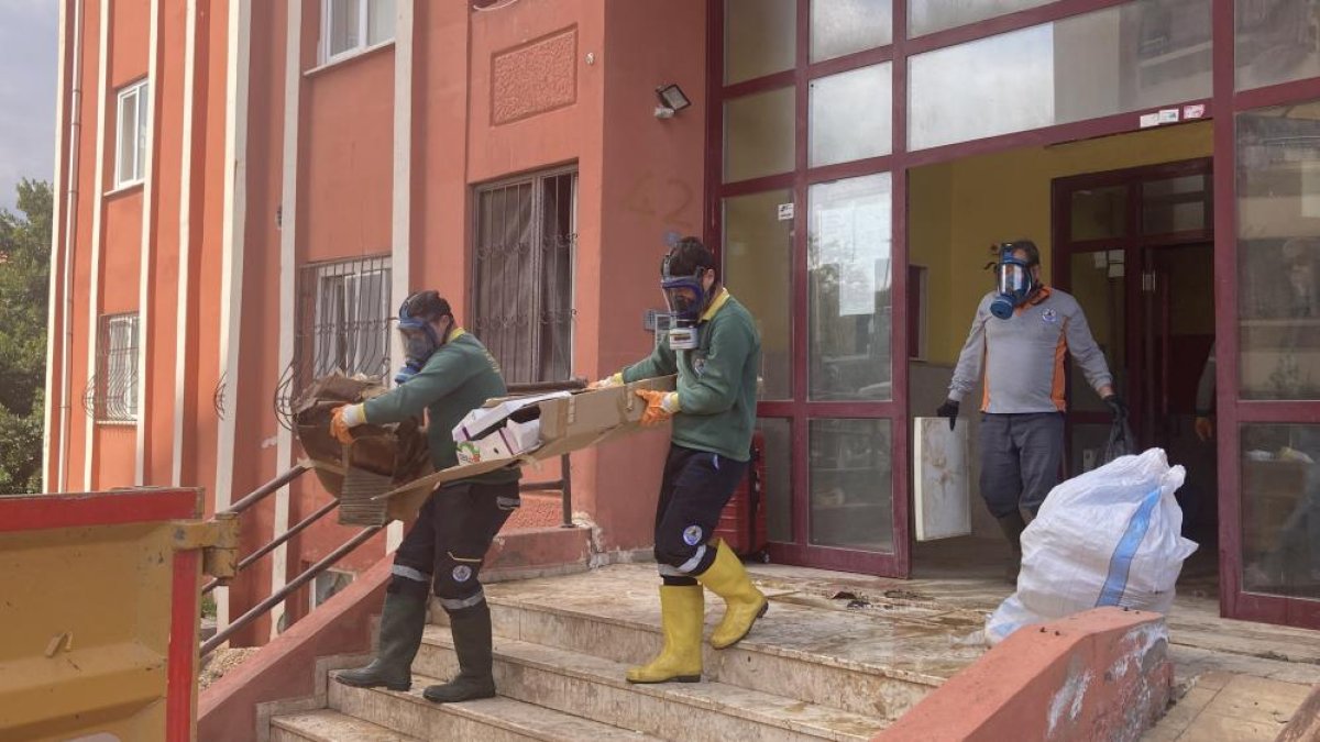 Mersin’de Çöp Ev: Ekipler 2 Günde Temizledi