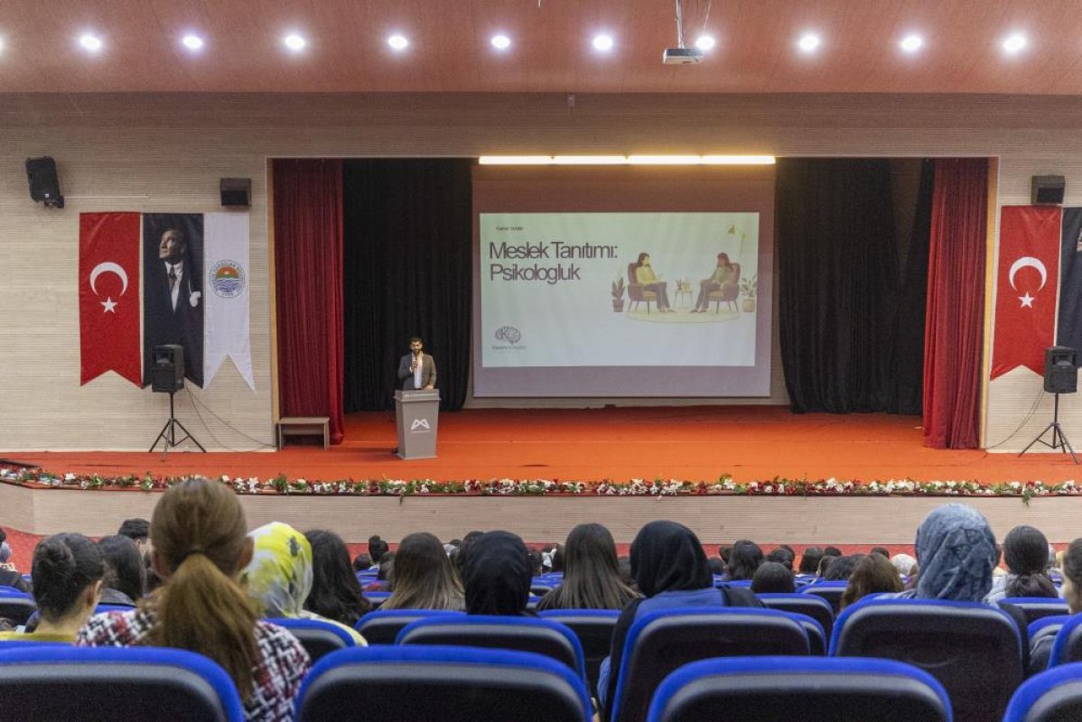 Mersin'de Üniversite Adaylarına Meslek Tanıtım Semineri