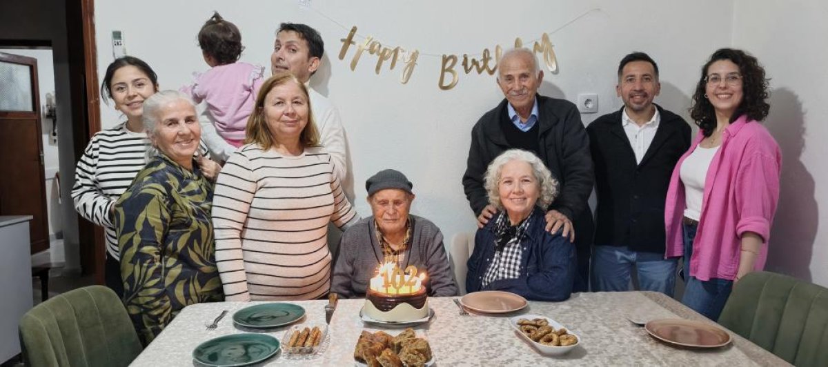 Mustafa Dede, 102’nci Yaş Gününü Çocukları Ve Torunlarıyla Kutladı