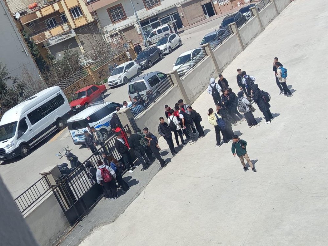 Gaziantep'te Lise Önünde Kurusıkı Tabancalı Saldırı Paniği