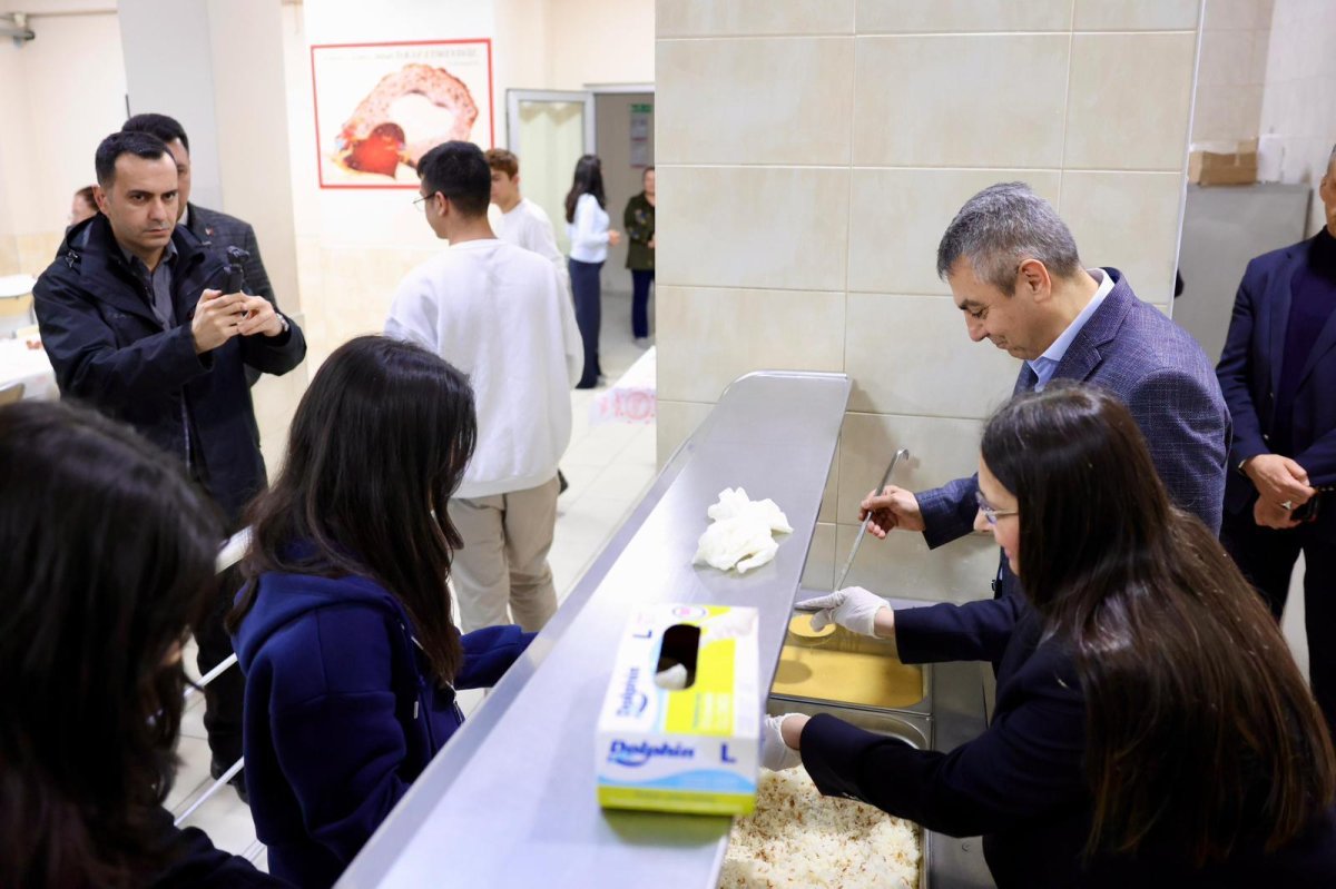 Vali Atilla Toros Ve Eşi Dudu İrem Toros, Sesim Sarpkaya Fen Lisesi Yurdunda Öğrencilerle Bir Araya Geldi