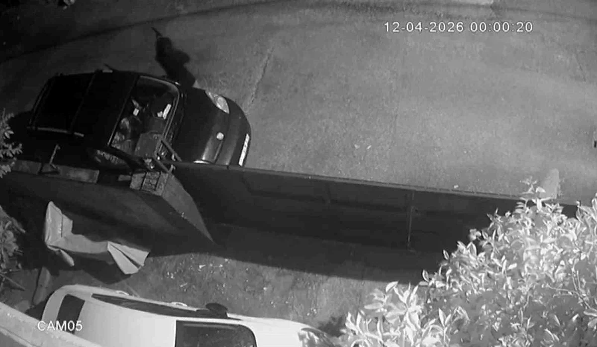 Adana’da Kasklı Saldırgan Dehşeti: Eve Tüfekle Kurşun Yağdırdı