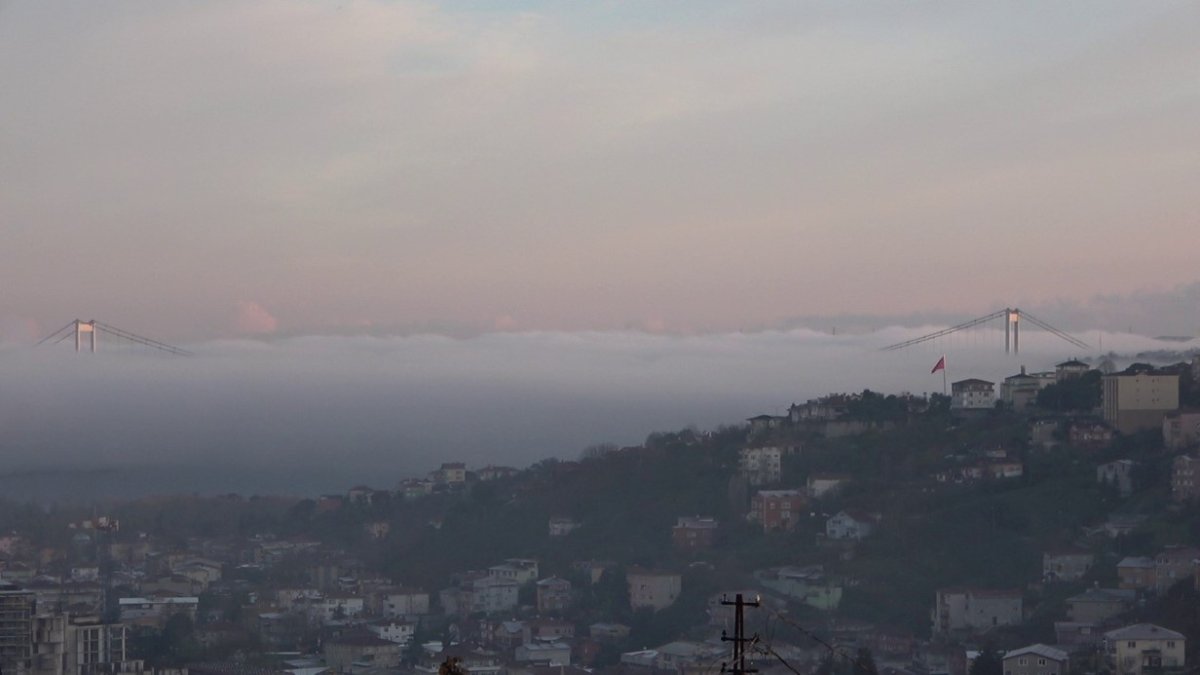 İstanbul Boğazı’nda Yoğun Sis: Fatih Sultan Mehmet Köprüsü Gözden Kayboldu