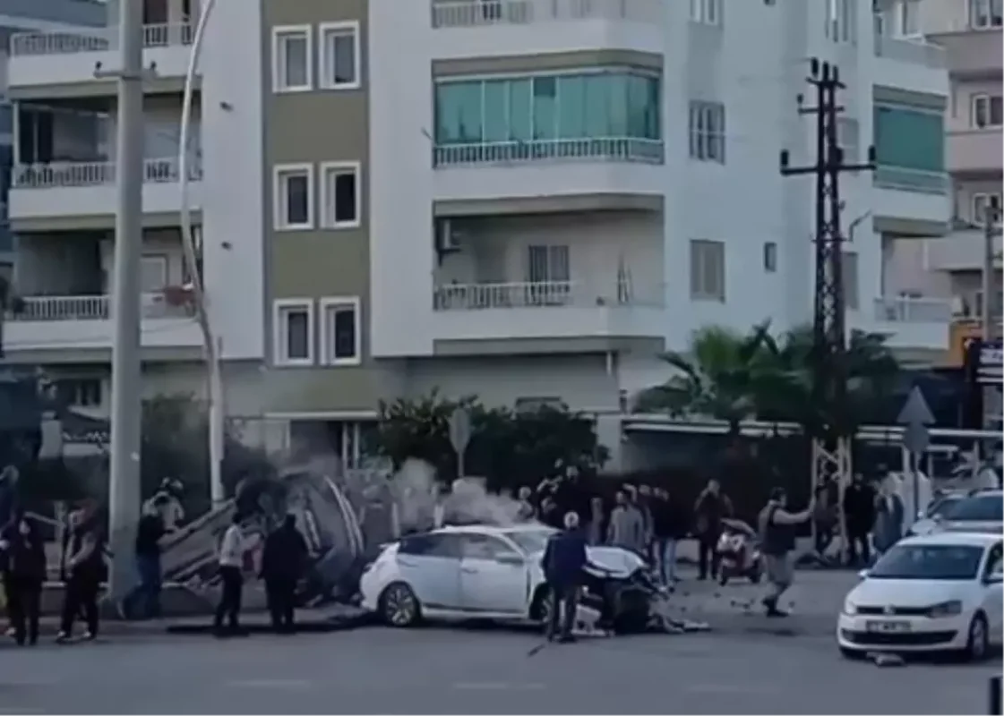 Mersin Tarsus’ta İki Otomobil Çarpıştı: 6 Yaralı