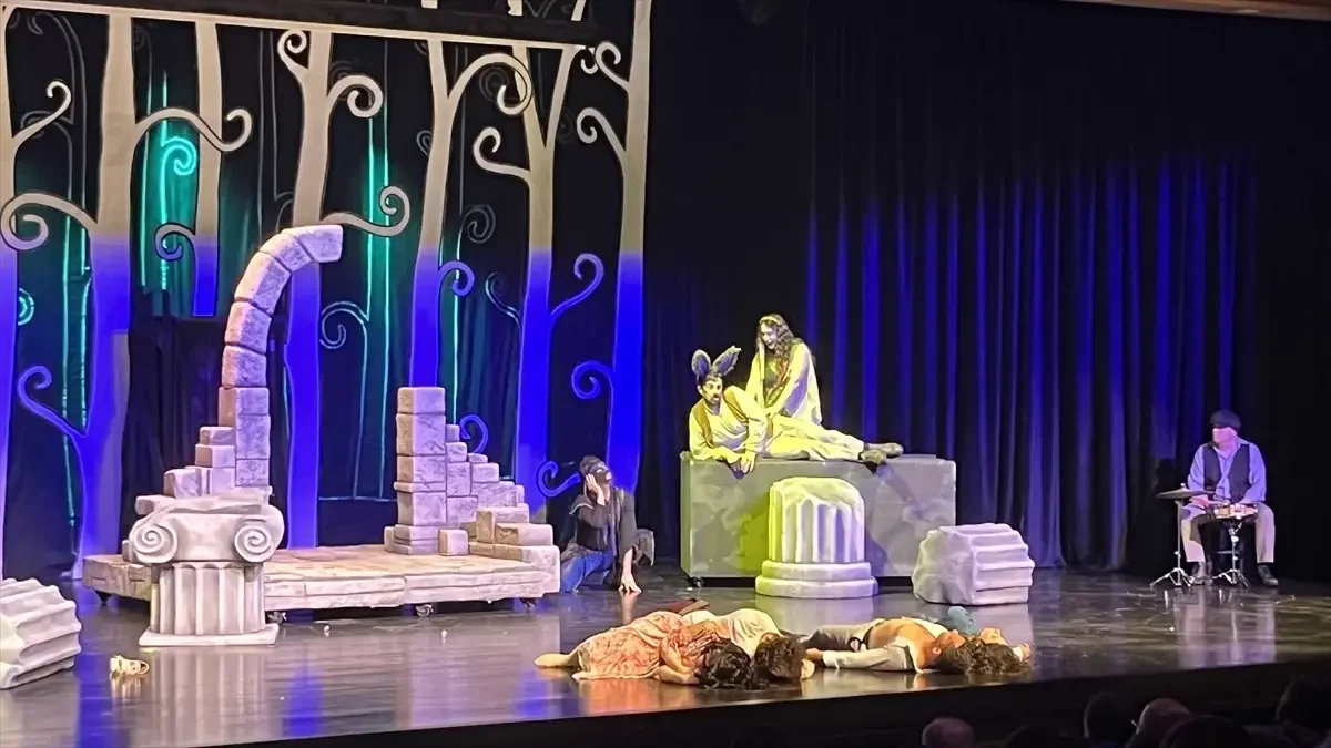 Mersin’de Tiyatro Dolu 5 Gün Başladı