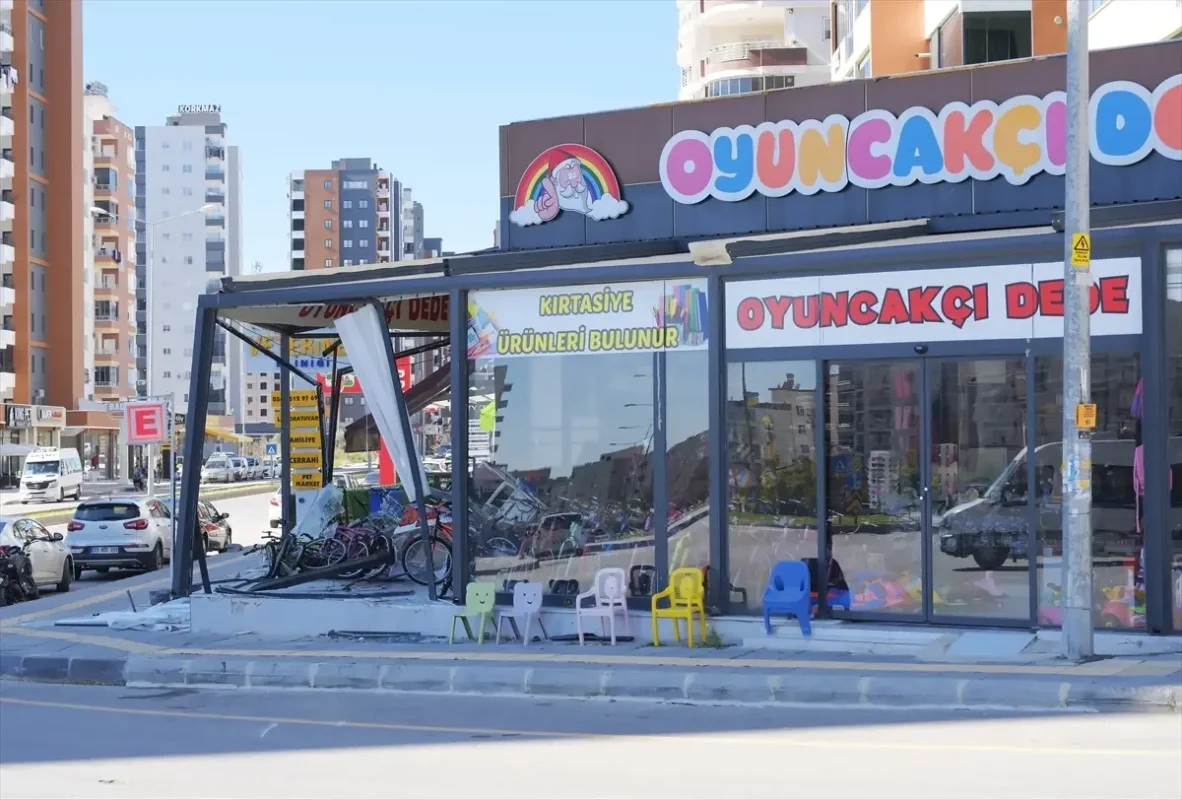 Mersin’de Minibüs Oyuncak Dükkanına Çarptı