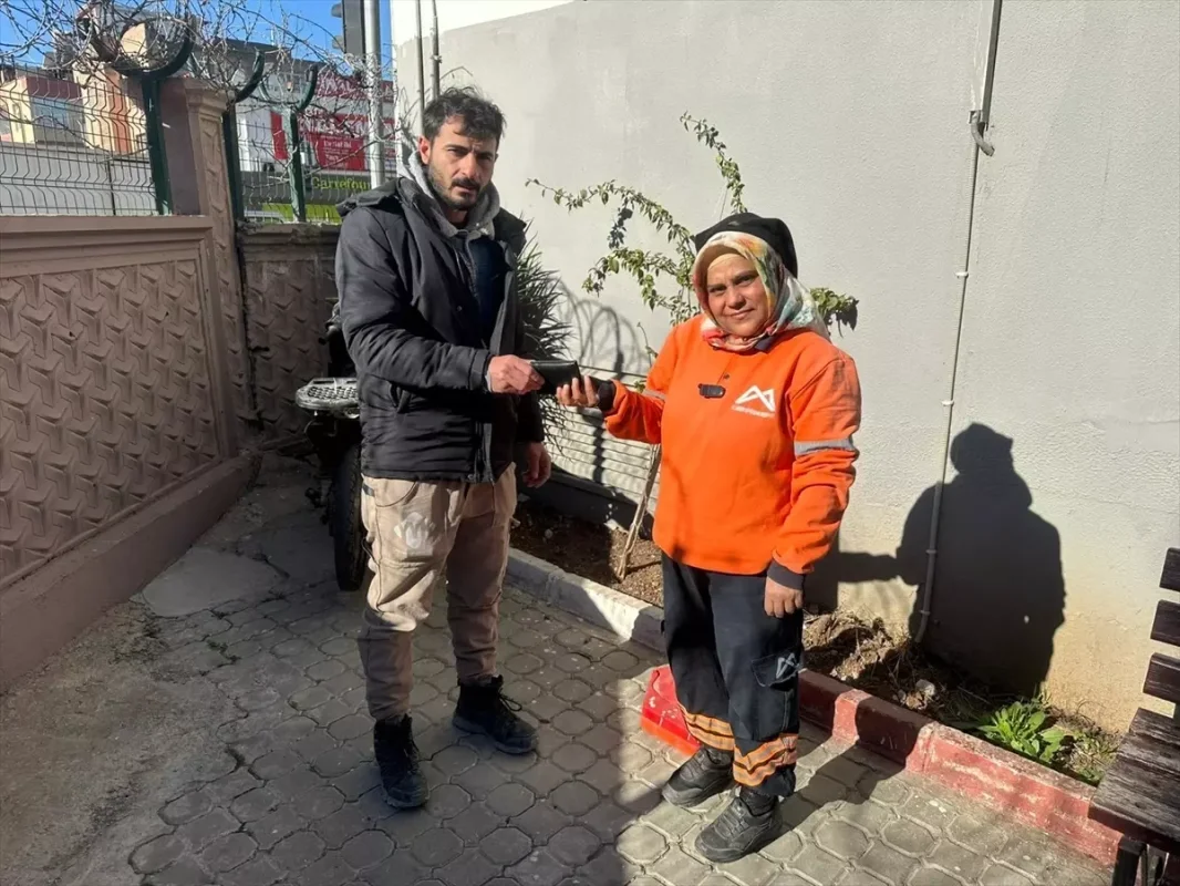 Tarsus’ta Temizlik Görevlisinden Takdir Edilen Hareket