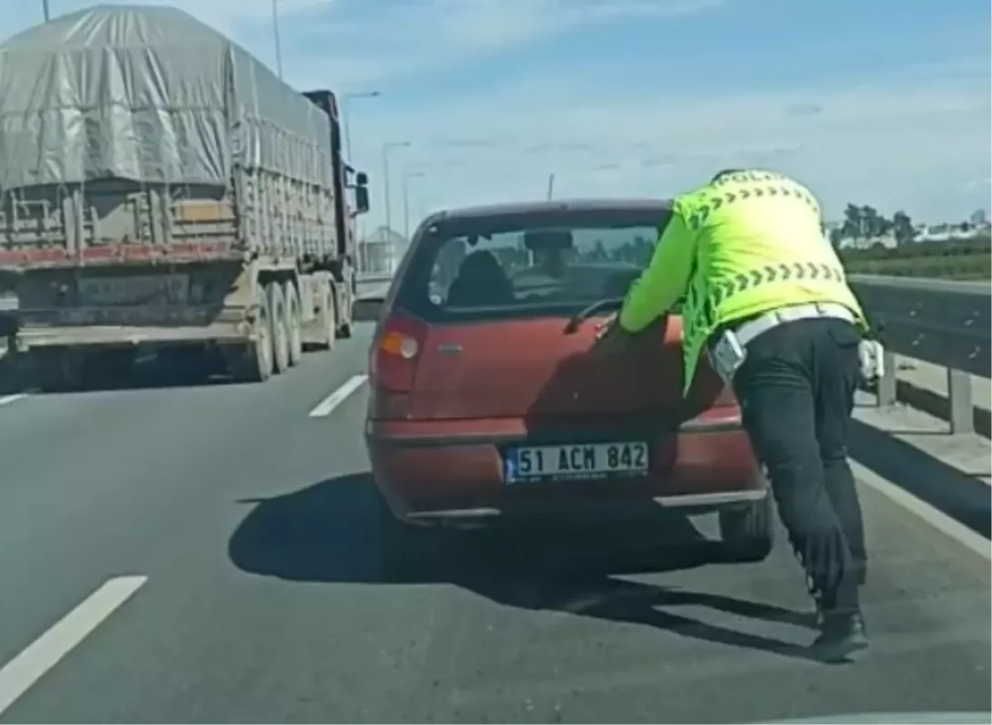 Trafik Polisi Üst Geçidi Güvenli Hale Getirdi